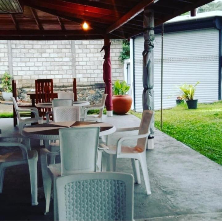 Tharurashmi Sea Pond Villa & Surf Hostel - Hiriketiya Zuid-Dikwella Buitenkant foto