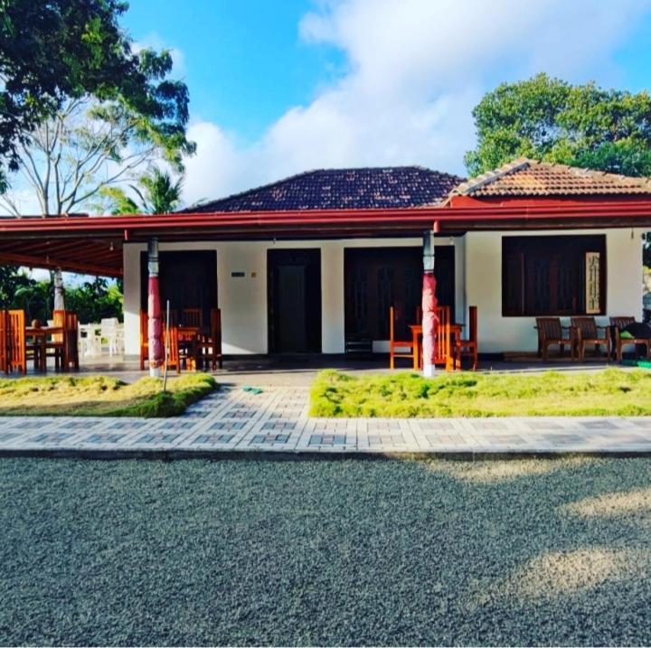 Tharurashmi Sea Pond Villa & Surf Hostel - Hiriketiya Zuid-Dikwella Buitenkant foto