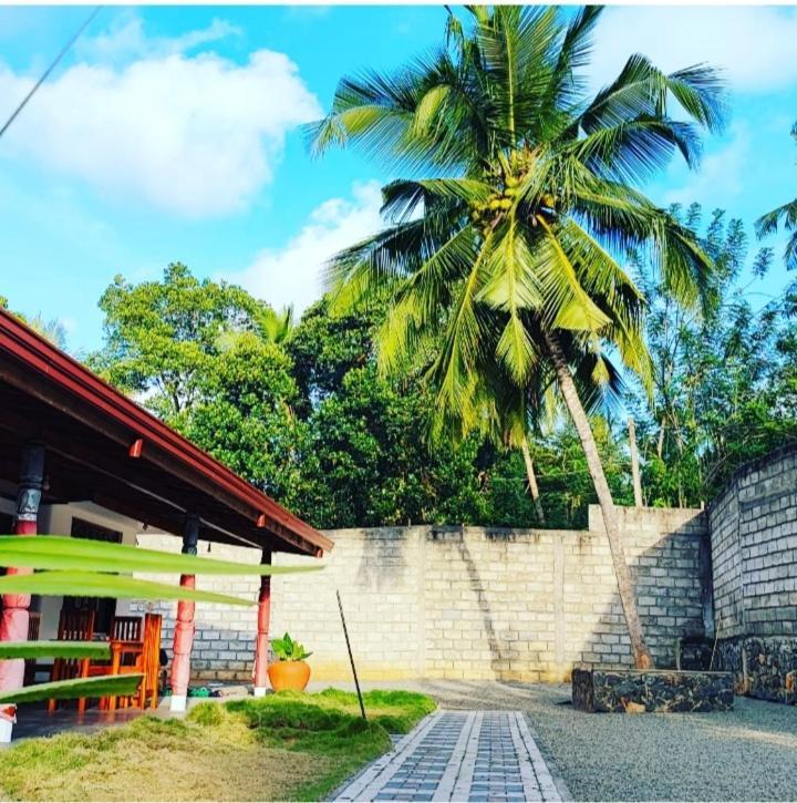 Tharurashmi Sea Pond Villa & Surf Hostel - Hiriketiya Zuid-Dikwella Buitenkant foto