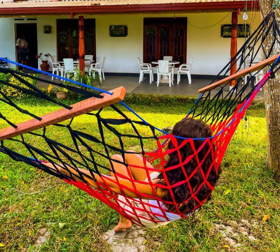 Tharurashmi Sea Pond Villa & Surf Hostel - Hiriketiya Zuid-Dikwella Buitenkant foto